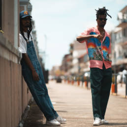deux danseurs aux habits colores dans la rue urban step festival