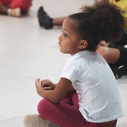 Petite fille assise urban step festival en guyane