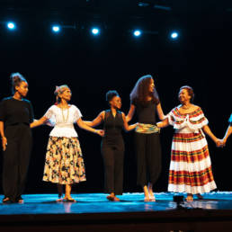 6 femmes qui dansent main dans la main a l urban step festival guyane
